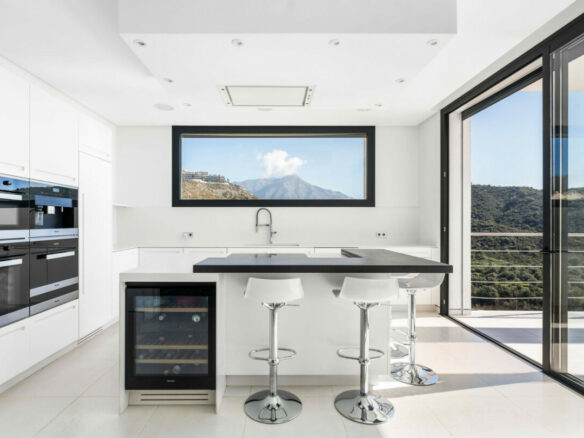 For Sale 🏡 MODERN VILLA IN LOMAS DE LA QUINTA, BENAHAVIS 🌴