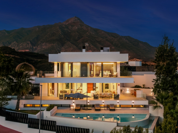 For short-term rent in Nueva Andalucía- Turnkey Modern villa -Sea views