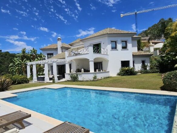 For Sale – Exquisite El Madroñal Villa with Sea Views in Gated Community 🌊🏡
