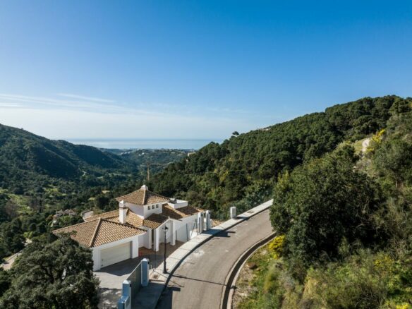 For Sale: Stunning Villa in Monte Mayor 🌄🏡