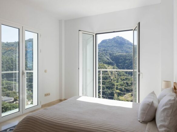 For Sale: Stunning Villa in Monte Mayor 🌄🏡