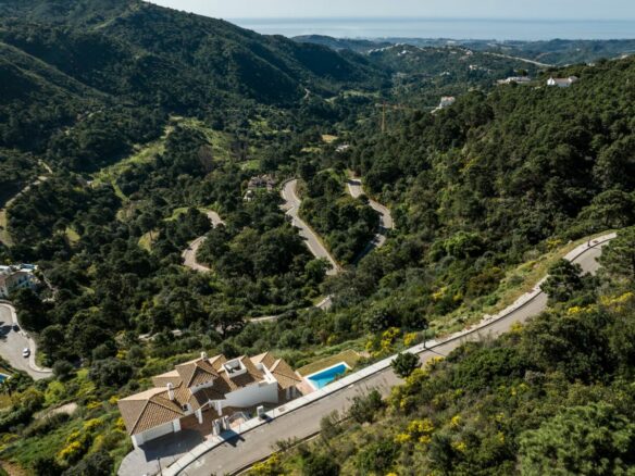 For Sale: Stunning Villa in Monte Mayor 🌄🏡