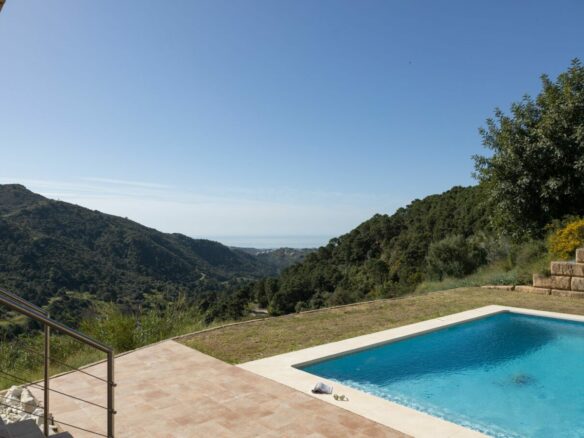 For Sale: Stunning Villa in Monte Mayor 🌄🏡
