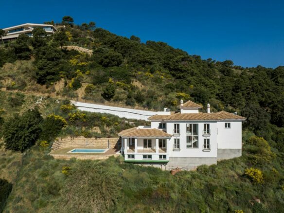 For Sale: Stunning Villa in Monte Mayor 🌄🏡