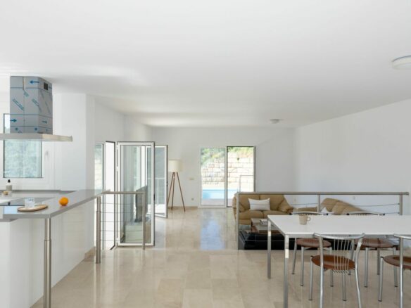 For Sale: Stunning Villa in Monte Mayor 🌄🏡