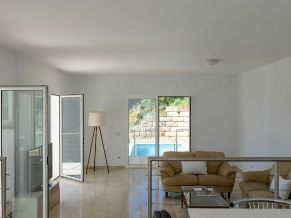 For Sale: Stunning Villa in Monte Mayor 🌄🏡