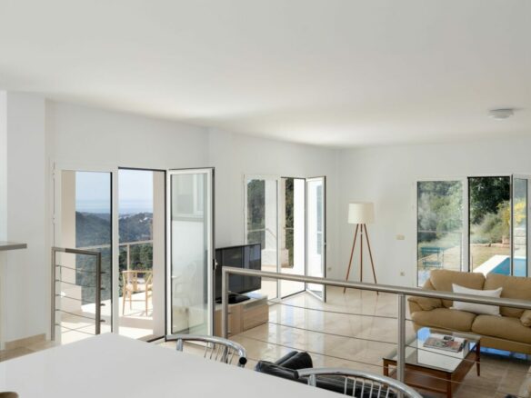For Sale: Stunning Villa in Monte Mayor 🌄🏡