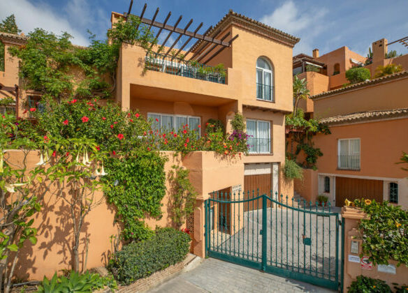 Los Belvederes 🏙️ 3B Penthouse for Sale in Nueva Andalucia, Marbella 🌅
