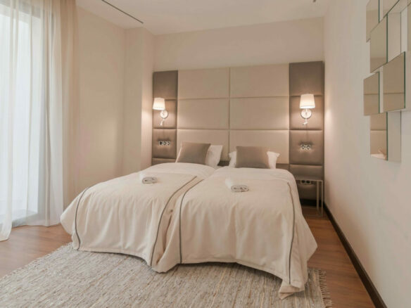 La Quinta : 🏡 Rent Stunning 6-Bed Modern Villa in Gated Community 🌟