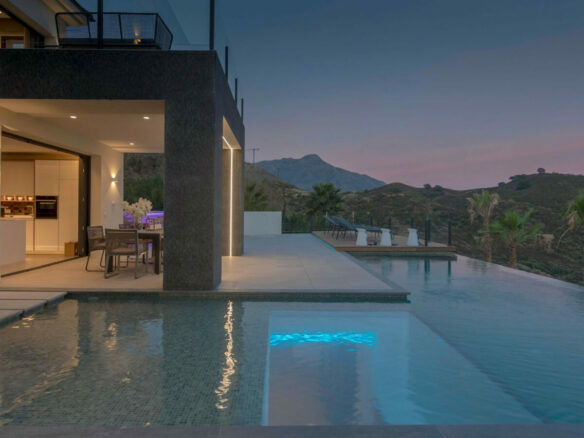 La Quinta : 🏡 Rent Stunning 6-Bed Modern Villa in Gated Community 🌟