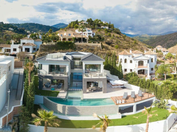 La Quinta : 🏡 Rent Stunning 6-Bed Modern Villa in Gated Community 🌟