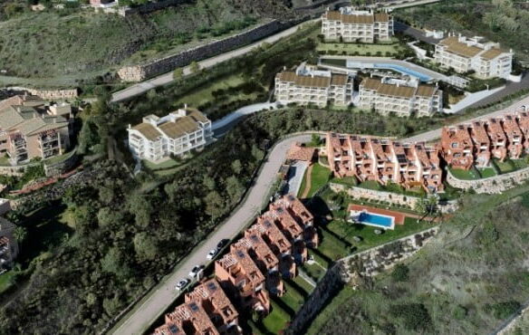 For sale: Modern off-plan development in Benahavis, nestled atop a large hilltop community with sweeping sea views, multiple pools & gated security. 🏞️🏊‍♂️