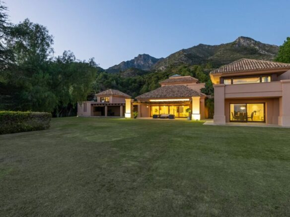 Rent 🏠 Villa El Mirador  Cascada de Camoján – Marbella – Spain
