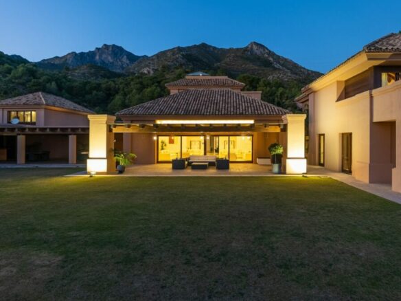 Rent 🏠 Villa El Mirador  Cascada de Camoján – Marbella – Spain