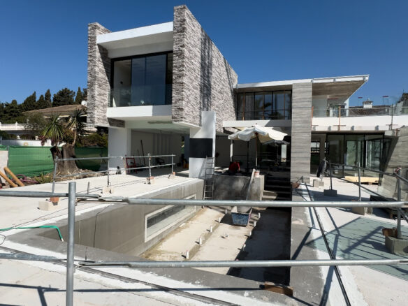 📍 Brand-new, state-of-the-art, contemporary-style, high-end villa located beachside in San Pedro