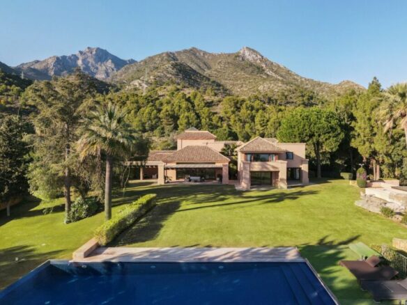 Rent 🏠 Villa El Mirador  Cascada de Camoján – Marbella – Spain
