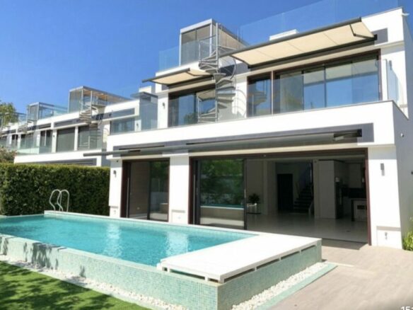 Bargain – Golden Mile – Beachside villa for sale