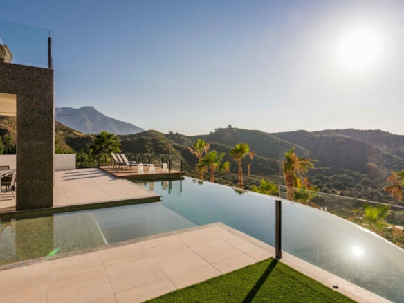 La Quinta : 🏡 Rent Stunning 6-Bed Modern Villa in Gated Community 🌟