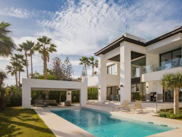 🏠 For Rent – Marbella Beachside – Modern Villa  🌍 Andalucia, Marbella, Puerto Banus
