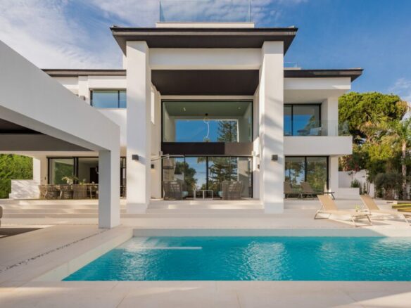 🏠 For Rent – Marbella Beachside – Modern Villa  🌍 Andalucia, Marbella, Puerto Banus