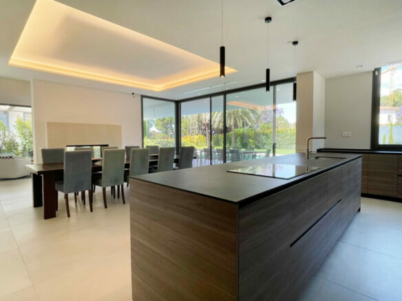 For sale 🏡 Modern 5B Villa in Marbella’s Golden Mile 🏝️