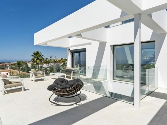 🏠🌴 Modern villa in El Paraíso with stunning sea views