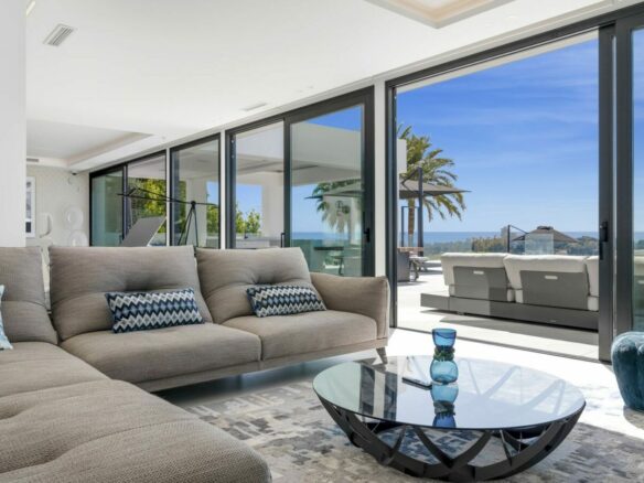 🏠🌴 Modern villa in El Paraíso with stunning sea views