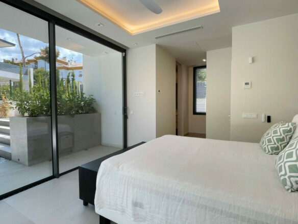 For sale 🏡 Modern 5B Villa in Marbella’s Golden Mile 🏝️