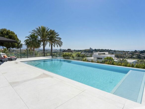 🏠🌴 Modern villa in El Paraíso with stunning sea views