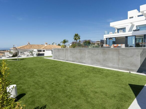 🏠🌴 Modern villa in El Paraíso with stunning sea views
