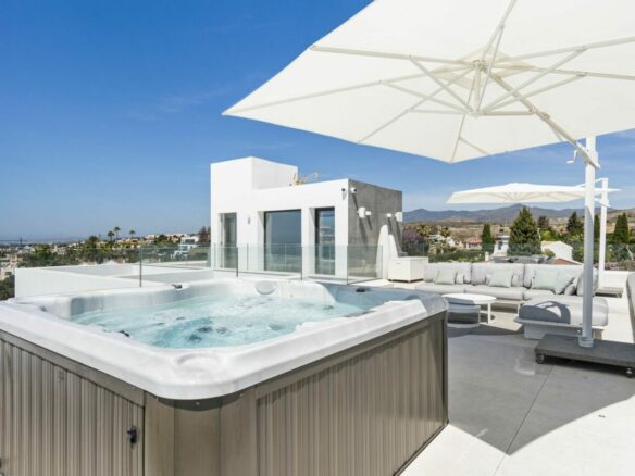🏠🌴 Modern villa in El Paraíso with stunning sea views