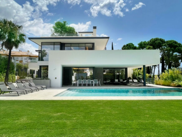 For sale 🏡 Modern 5B Villa in Marbella’s Golden Mile 🏝️