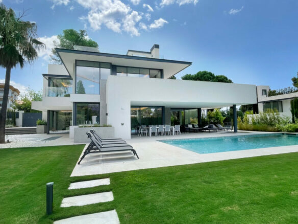 For sale 🏡 Modern 5B Villa in Marbella’s Golden Mile 🏝️