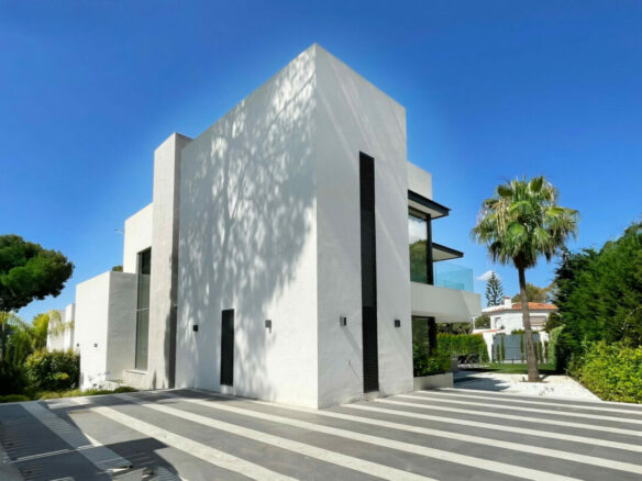 For sale 🏡 Modern 5B Villa in Marbella’s Golden Mile 🏝️