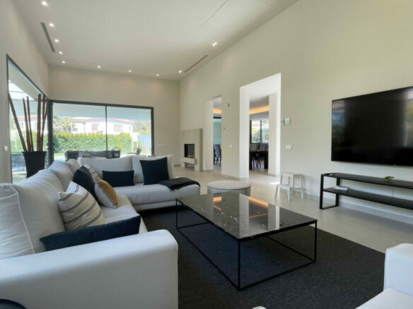 For sale 🏡 Modern 5B Villa in Marbella’s Golden Mile 🏝️