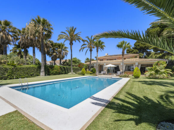 For sale 🌟 Spectacular Beachfront Villa in New Golden Mile 🌟