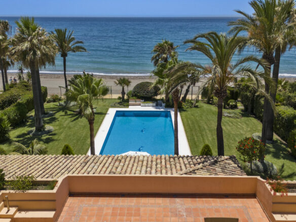 For sale 🌟 Spectacular Beachfront Villa in New Golden Mile 🌟