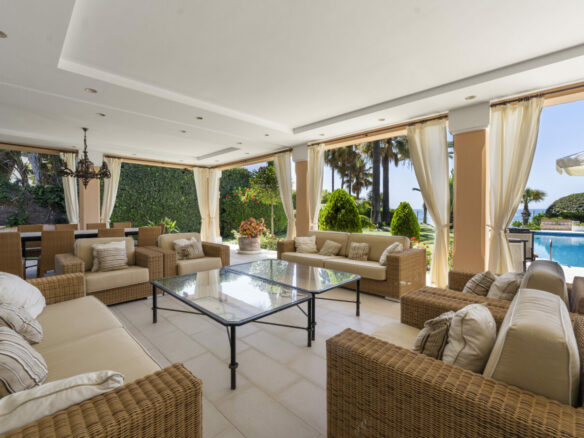 For sale 🌟 Spectacular Beachfront Villa in New Golden Mile 🌟