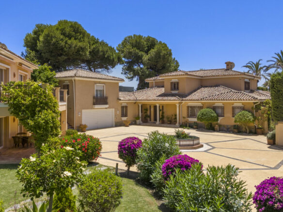 For sale 🌟 Spectacular Beachfront Villa in New Golden Mile 🌟