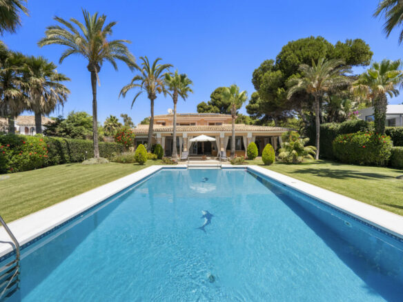 For sale 🌟 Spectacular Beachfront Villa in New Golden Mile 🌟
