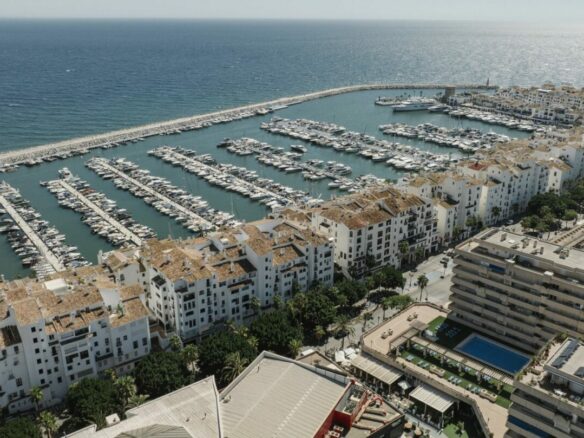 🏖️ For Sale: ✨ Turnkey 3-Bed Penthouse in Puerto Banús with Stunning Sea Views! 🌊