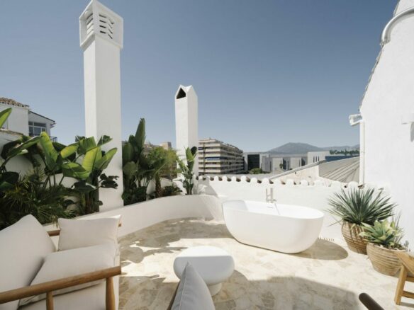 🏖️ For Sale: ✨ Turnkey 3-Bed Penthouse in Puerto Banús with Stunning Sea Views! 🌊