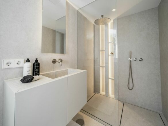 🏖️ For Sale: ✨ Turnkey 3-Bed Penthouse in Puerto Banús with Stunning Sea Views! 🌊