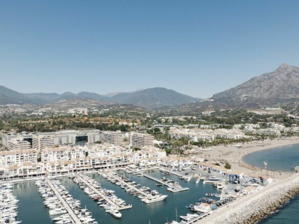 🏖️ For Sale: ✨ Turnkey 3-Bed Penthouse in Puerto Banús with Stunning Sea Views! 🌊