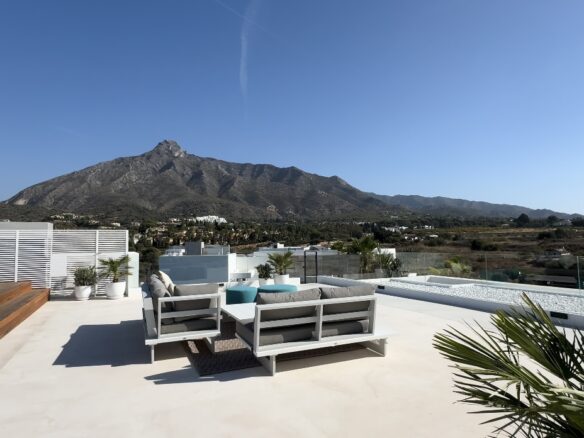 For sale 🌟 Contemporary 5-Bedroom Villa in Marbella’s Golden Mile 🌟