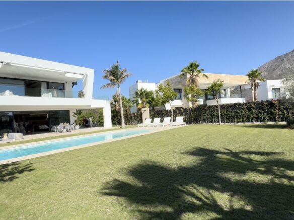 For sale 🌟 Contemporary 5-Bedroom Villa in Marbella’s Golden Mile 🌟