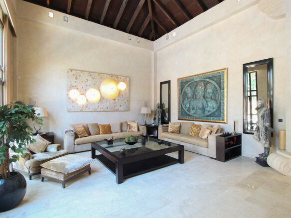 🏝️ Exclusive Thai-Style Villa in Bahia de Banús – For Rent & Sale 🏡 Near Beach & Port