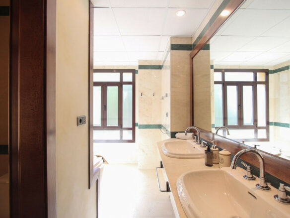 🏝️ Exclusive Thai-Style Villa in Bahia de Banús – For Rent & Sale 🏡 Near Beach & Port