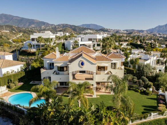 🏡 Investment Opportunity – Classic Villa  in La Alqueria Benahavis – Sea Views