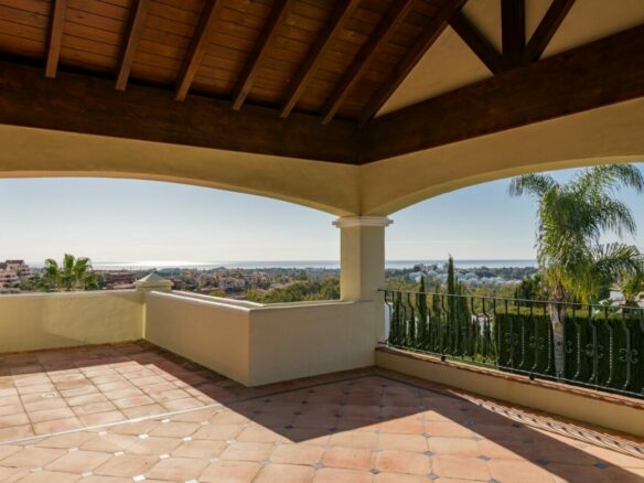 🏡 Investment Opportunity – Classic Villa  in La Alqueria Benahavis – Sea Views